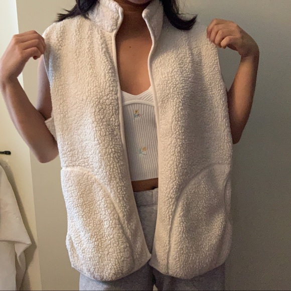 super soft teddy vest 🤍 - Picture 3 of 4